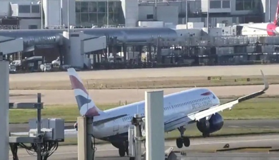 英國(guó)航空公司的飛機(jī)被風(fēng)吹到跑道上機(jī)身傾斜