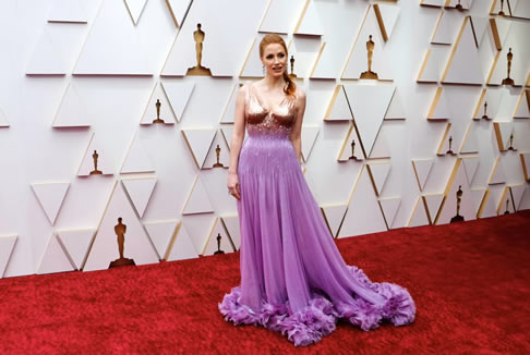 明星為奧斯卡紅毯帶來色彩、閃光和皮膚
