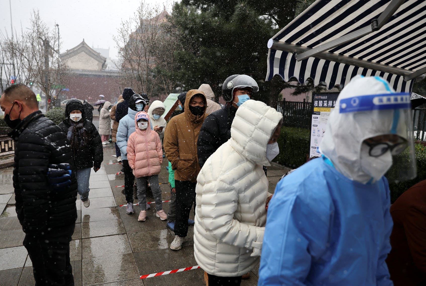 中國(guó)報(bào)告了一年多以來(lái)的首例新冠死亡病例