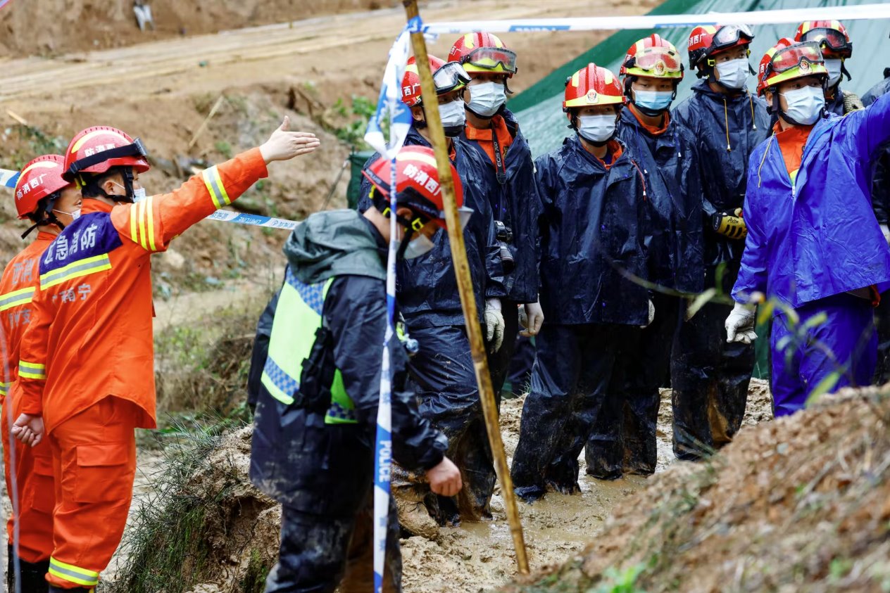 東航墜機(jī)現(xiàn)場尚未找到第二個墜機(jī)黑匣子