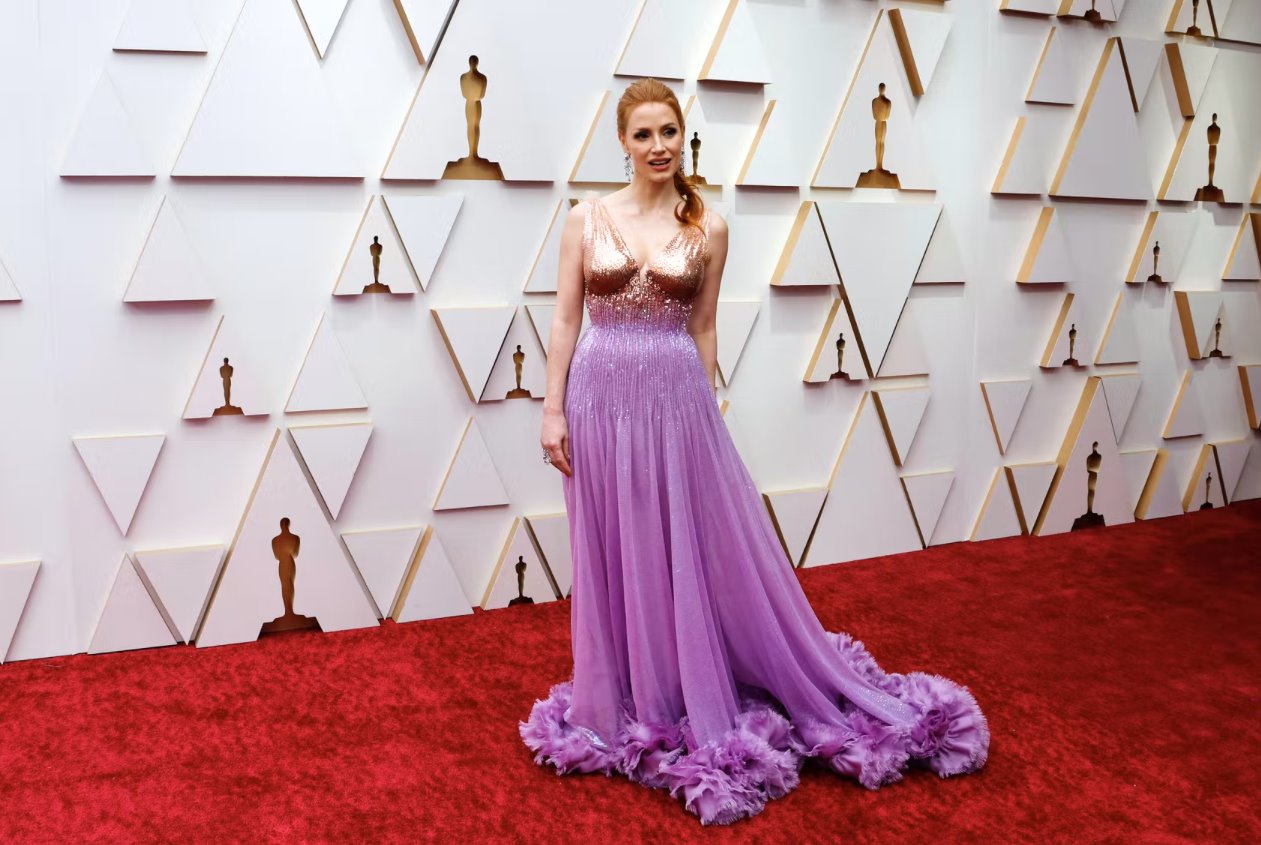 明星為奧斯卡紅毯帶來色彩、閃光和皮膚