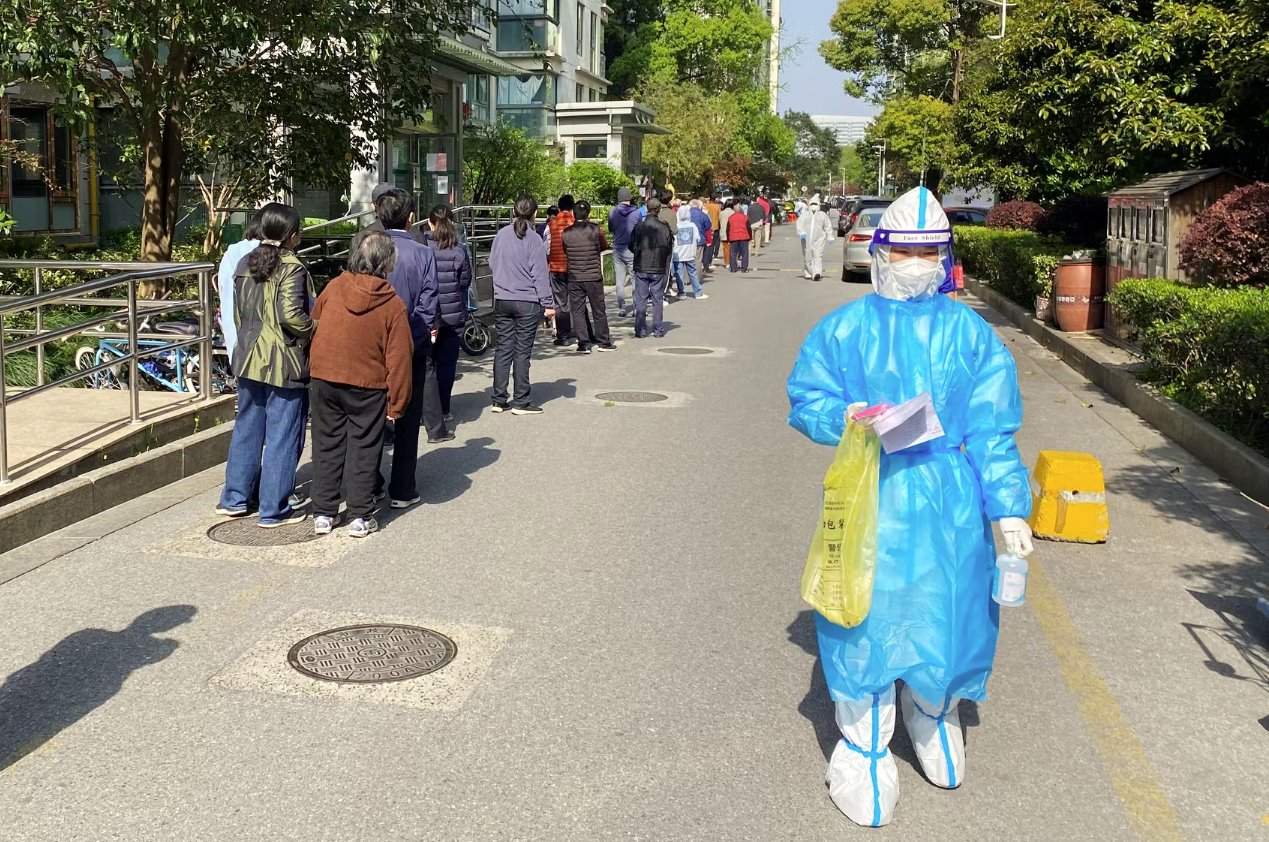 隨著其他中國(guó)城市實(shí)施限制措施，上海擴(kuò)大了新冠病毒檢測(cè)范圍