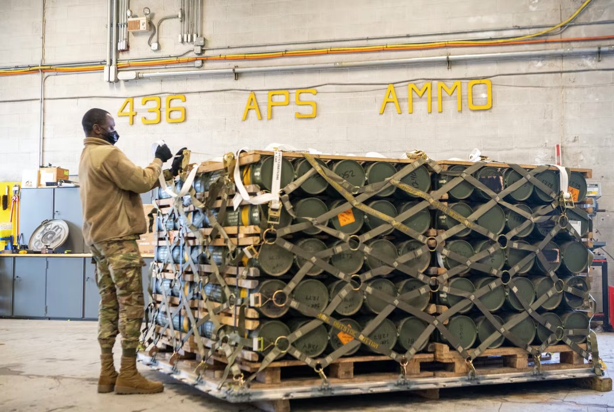 美國向?yàn)蹩颂m提供更多火炮