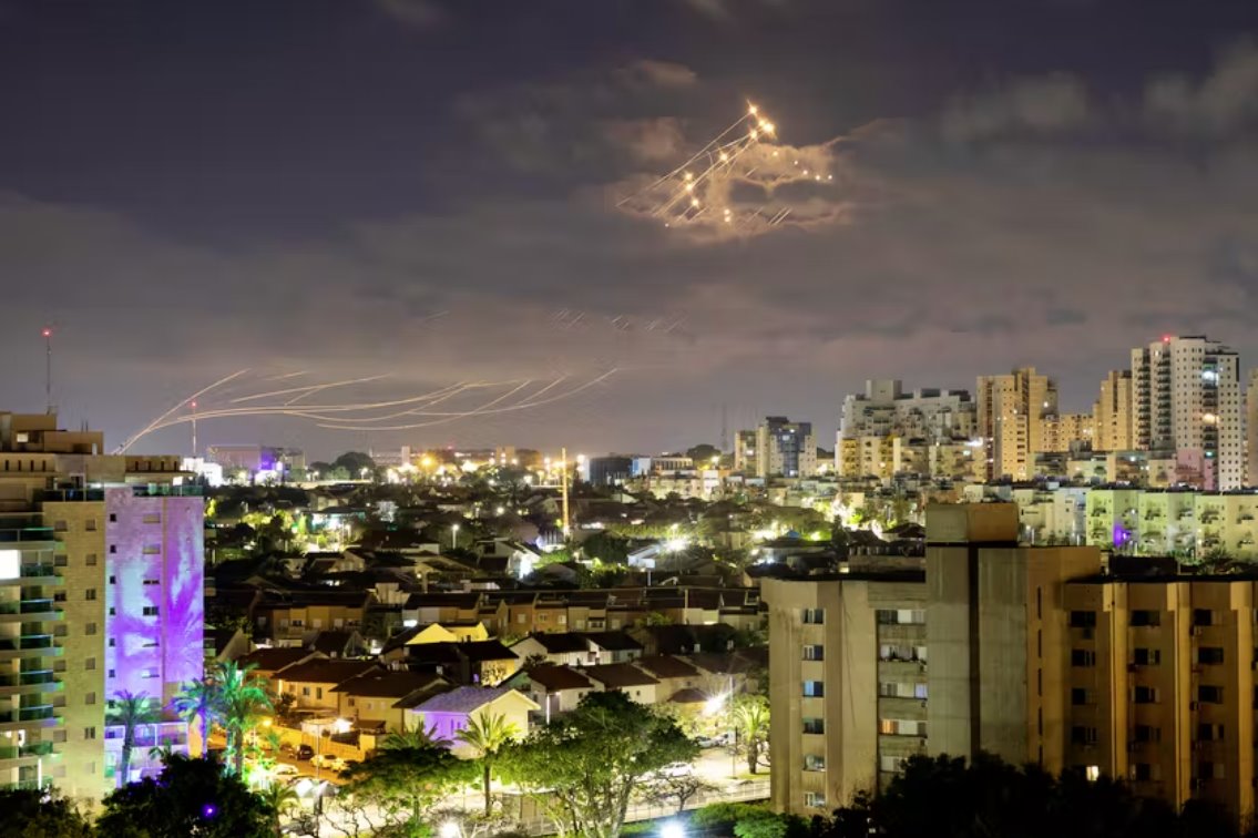 以色列戰(zhàn)機(jī)在火箭襲擊后襲擊加沙