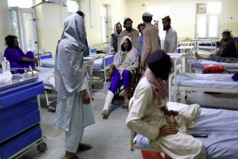 塔利班戰(zhàn)士在地震后回到死去的家人和廢墟的家