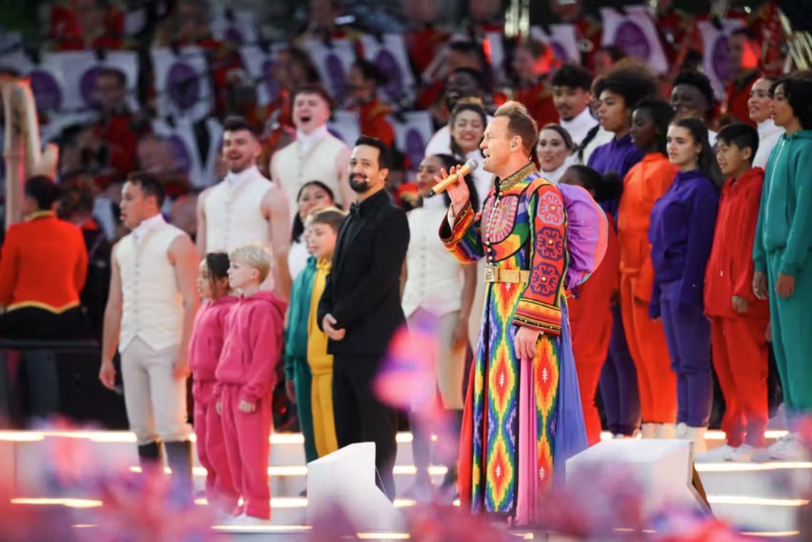 伊麗莎白女王通過(guò)歡呼禧年人群&ldquo;謙卑&rdquo;