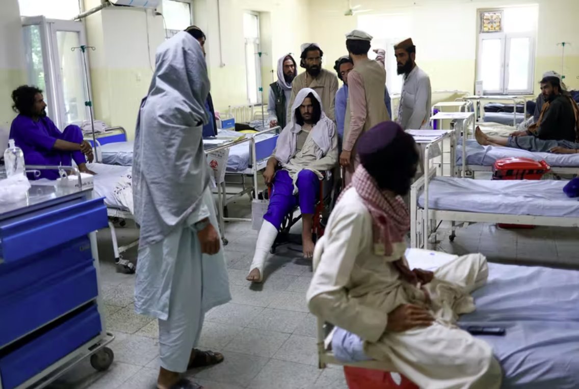 塔利班戰(zhàn)士在地震后回到死去的家人和廢墟的家