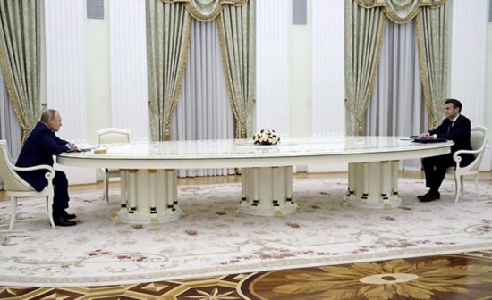 法國總統(tǒng)拒絕新冠病毒檢測被迫與普京保持距離