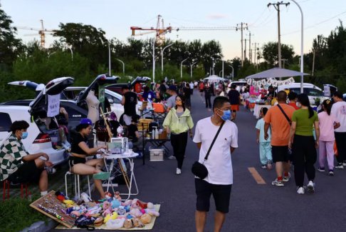 受新冠疫情影響 中國(guó)失業(yè)者擺地?cái)? class=