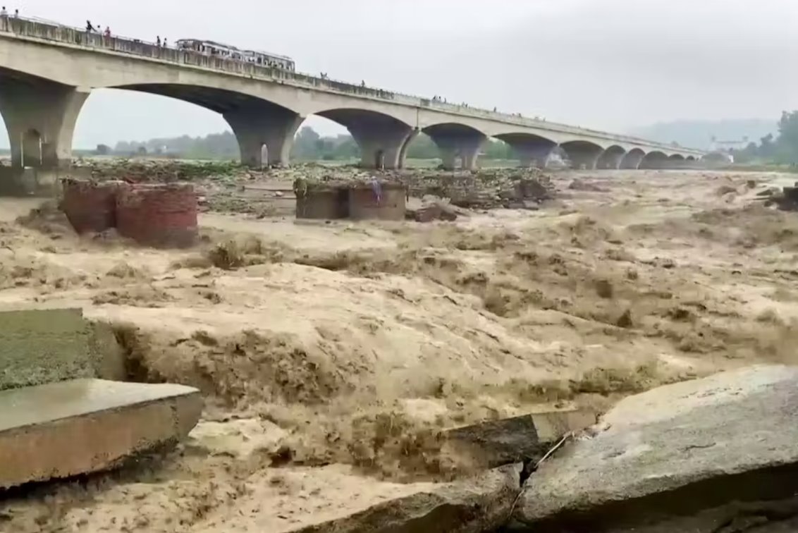 季風(fēng)降雨襲擊印度北部和東部引發(fā)洪水和山體滑坡數(shù)十人死亡
