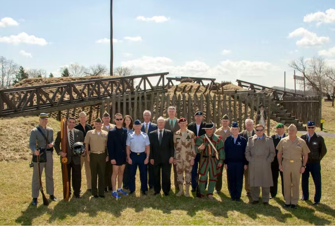 賓夕法尼亞州候選人馬斯特里亞諾在陸軍戰(zhàn)爭(zhēng)學(xué)院穿著邦聯(lián)制服