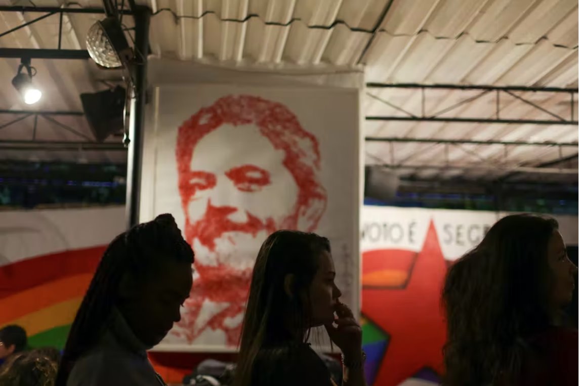 巴西總統(tǒng)候選人盧拉和現(xiàn)任總統(tǒng)博爾索納羅互相指責(zé)貿(mào)易貪污腐敗