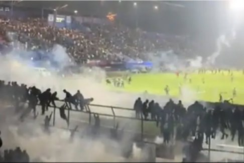 印度尼西亞足球場踩踏事件造成127人死亡180人受傷