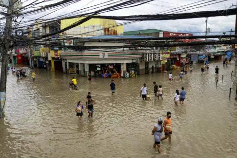菲律賓總統(tǒng)馬科斯視察災(zāi)區(qū) 臺(tái)風(fēng)尼格造成98人死亡
