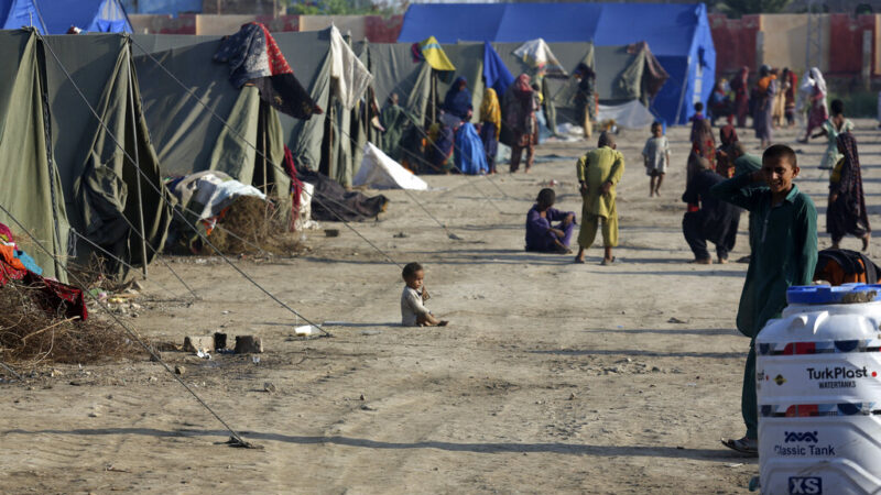 2022年9月10日，在巴基斯坦蘇庫(kù)爾聯(lián)合國(guó)難民署臨時(shí)帳篷營(yíng)地