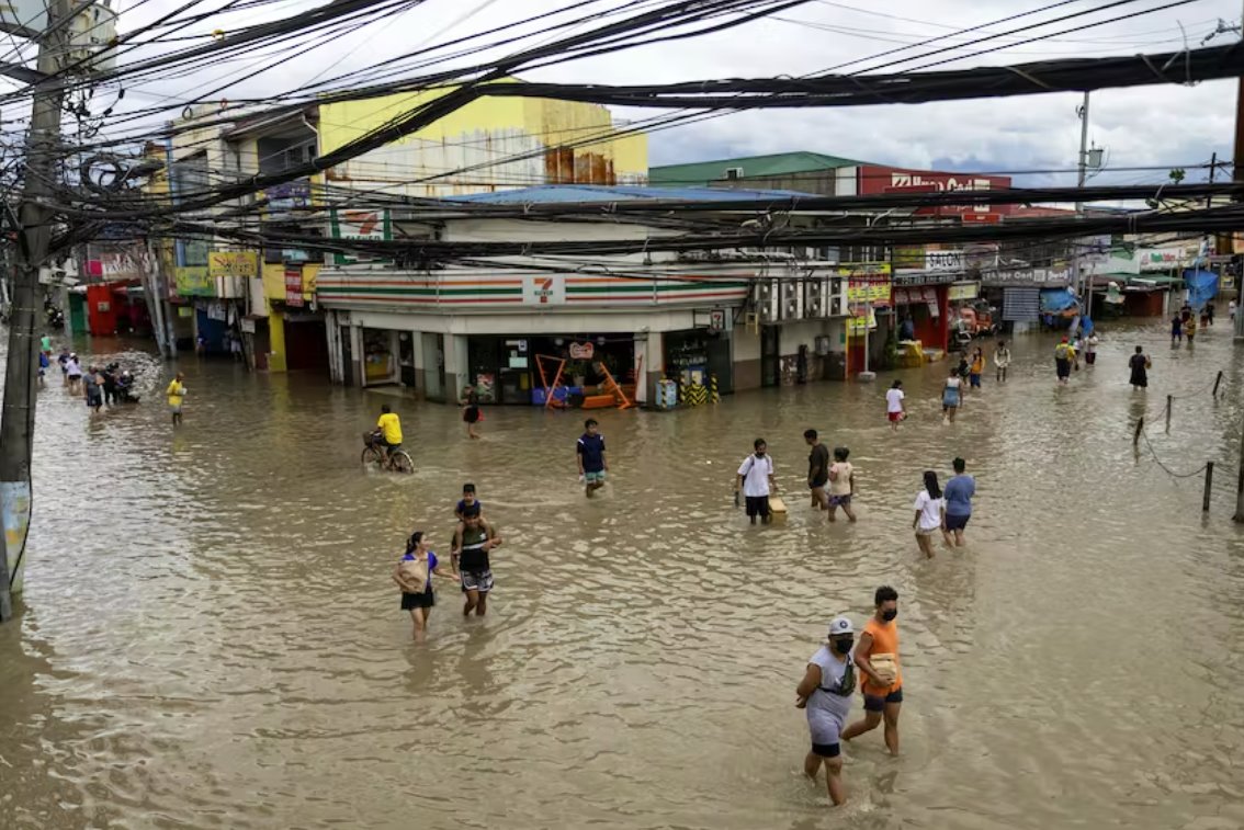 菲律賓總統(tǒng)馬科斯視察災區(qū) 臺風尼格造成98人死亡