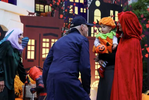 拜登夫婦在白宮慶祝他們的第一個(gè)萬圣節(jié)