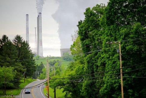 拜登評(píng)論曼欽在美國(guó)中期選舉前抨擊燃煤電廠(chǎng)