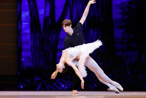 逃離俄羅斯的芭蕾舞演員在加州舞臺(tái)上重聚