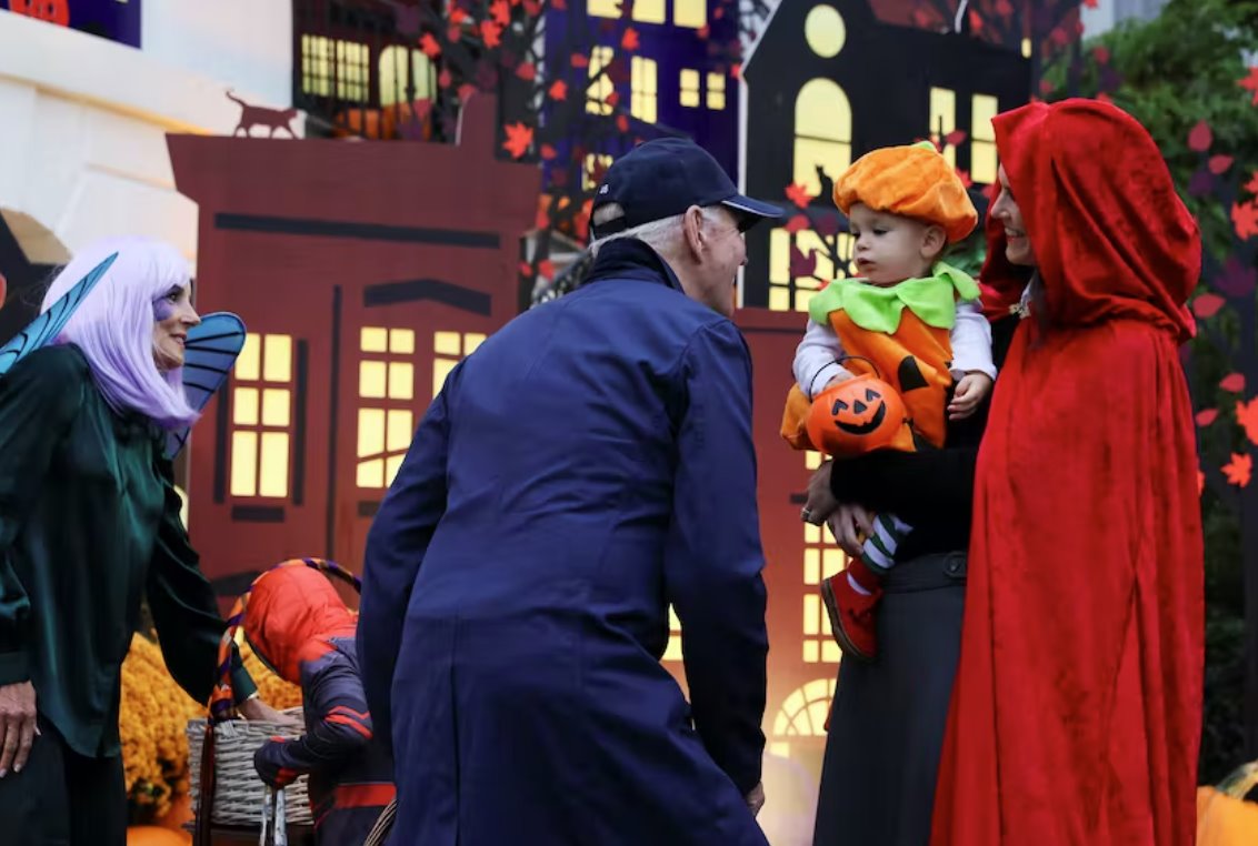 拜登夫婦在白宮慶祝他們的第一個萬圣節(jié)