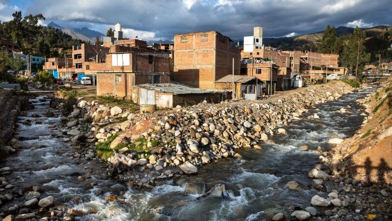 科迪勒拉布蘭卡山脈的兩條河流的交匯處，秘魯農(nóng)民的家受到冰川融化的威脅