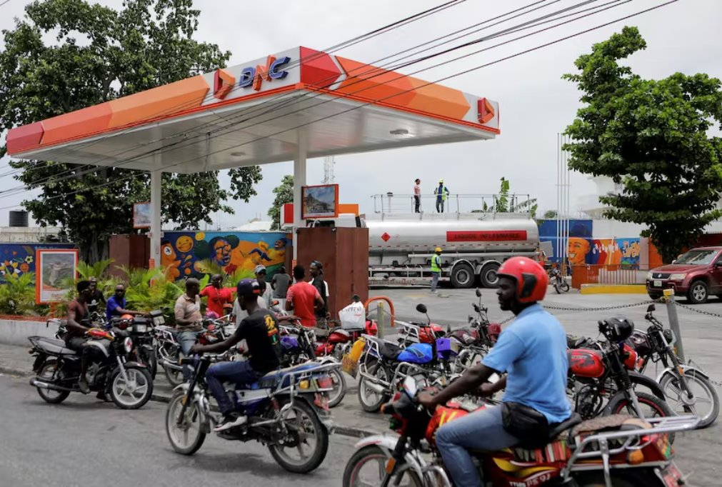 海地人希望在警察解除碼頭的幫派封鎖后獲得燃料供應(yīng)