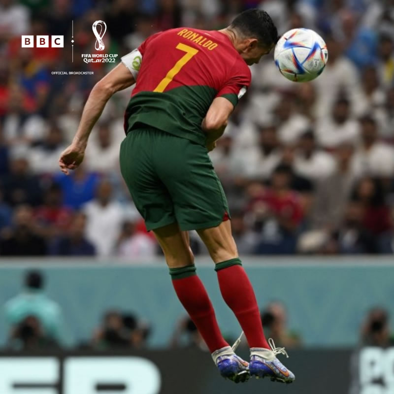 C羅碰到球了嗎 葡萄牙2-0烏拉圭第一個(gè)進(jìn)球C羅沒頂?shù)角? /></p>
<p>2022年11月29日凌晨，卡塔爾世界杯小組賽H組第2輪，葡萄牙2-0烏拉圭，對于比賽第54分鐘的進(jìn)球，球迷在爭論C羅碰到球了嗎？進(jìn)球后，C羅沒有做標(biāo)志慶祝動(dòng)作，顯然他知道自己沒頂?shù)角颉?/p>
<p>這個(gè)爭論來源于進(jìn)球后FIFA官網(wǎng)&官推最初稱是C羅進(jìn)球，不過，幾分鐘后，改成費(fèi)爾南德斯。</p>
<p>支持C羅的球迷表示，當(dāng)時(shí)進(jìn)球后，C羅沒有做他的標(biāo)志慶祝動(dòng)作，而是跑過去擁抱費(fèi)爾南德斯，從這個(gè)細(xì)節(jié)說明，C羅并沒有爭攻。當(dāng)然，現(xiàn)代技術(shù)應(yīng)用到足球比賽以后，球場上發(fā)生的任何細(xì)節(jié)都會被高速攝像機(jī)捕捉，C羅碰到球了沒有我們爭論沒什么意義，這是FIFA官方的失誤。</p>
<p>本場比賽費(fèi)爾南德斯打進(jìn)2球，幫助葡萄牙2-0烏拉圭取勝，提前小組出線，他賽后接受了媒體的采訪時(shí)表示：&ldquo;我們之所以能有這樣的成績，是因?yàn)槲覀冋麄€(gè)團(tuán)隊(duì)的團(tuán)結(jié)和互助。&rdquo;</p>
<p>對于第一球到底是誰進(jìn)的，他說：&ldquo;我慶祝時(shí)就當(dāng)成那是C羅的進(jìn)球，我就是朝著他傳的。但是結(jié)果都是一樣的。通常來講，對于前鋒來說進(jìn)球更重要，但更重要的是我們達(dá)成了目標(biāo)。&rdquo;</p>
<p>不管C羅有沒有碰到球，這個(gè)球進(jìn)了，足球是一個(gè)團(tuán)隊(duì)運(yùn)動(dòng)，沒有葡萄牙隊(duì)全隊(duì)配合，就沒有這樣的勝利，單說這個(gè)進(jìn)球，如果沒有C羅和費(fèi)爾南德斯在進(jìn)攻中的配合，就不會有這個(gè)進(jìn)球。</p>
<p>最終葡萄牙2-0烏拉圭，提前一輪晉級16強(qiáng)，對于葡萄牙這才是最重要。&nbsp;</p>　　本文“”來源：http://m.daogo5.com/sports/2971.html，轉(zhuǎn)載必須保留網(wǎng)址。
      <div   id=