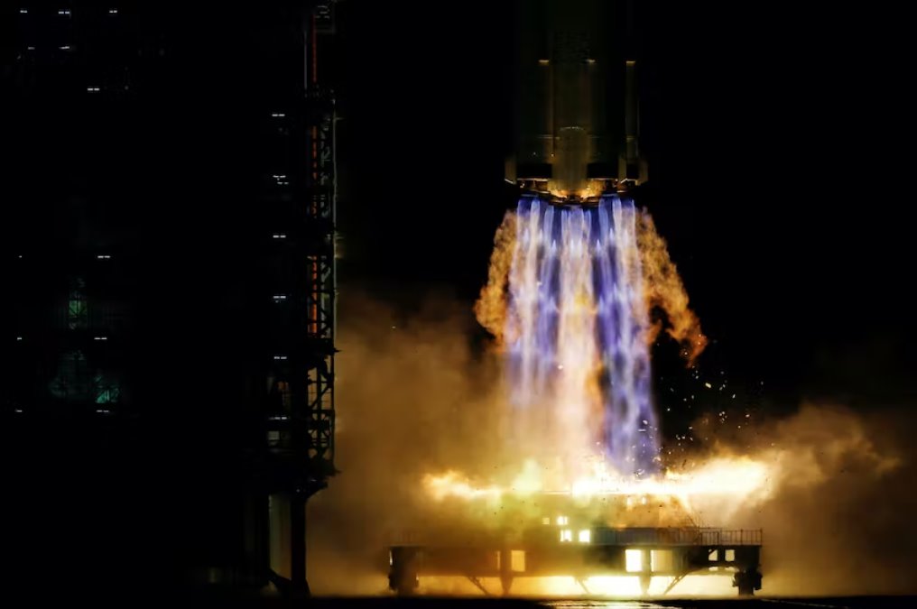 中國(guó)宇航員往返天地間完成為期六個(gè)月的任務(wù)