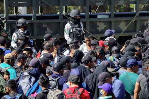 首批移民使用移動應(yīng)用程序從墨西哥進入美國