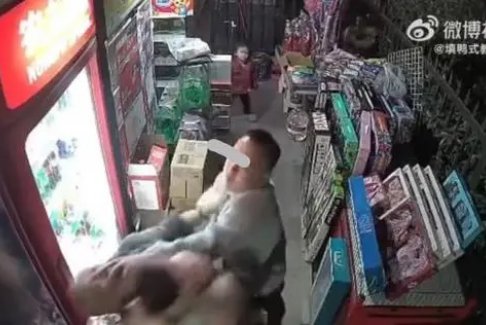 老人護(hù)孩子用腳擋狗遭狗主人鎖喉推倒