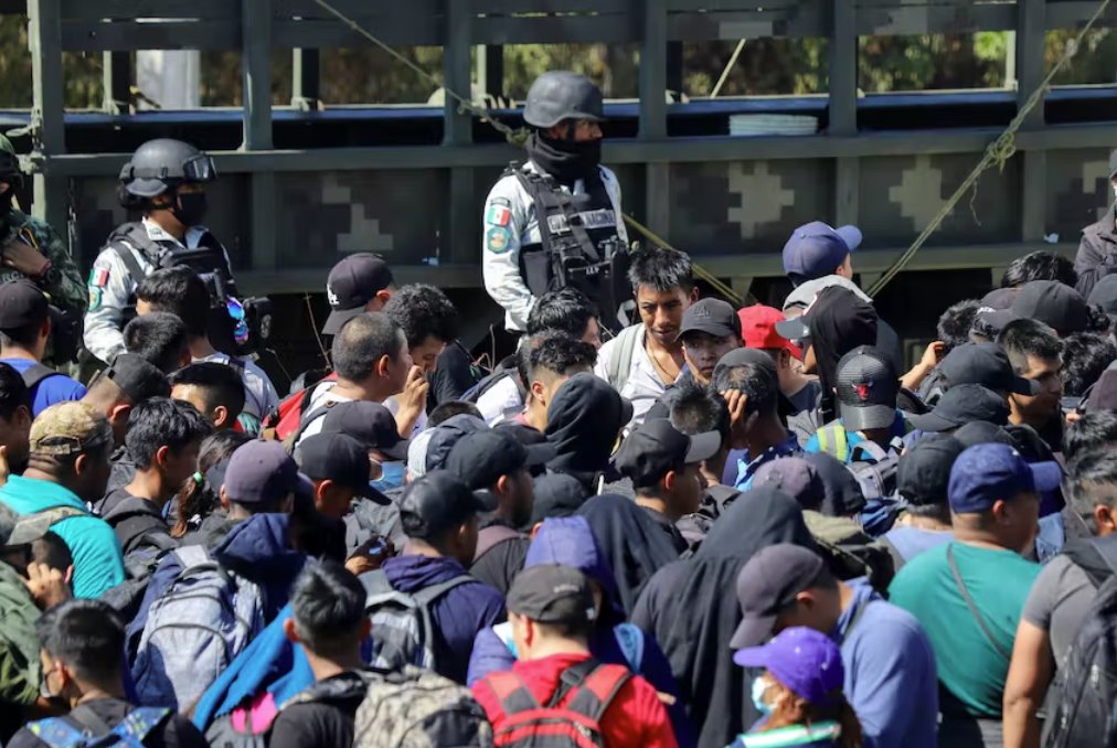 首批移民使用移動應(yīng)用程序從墨西哥進(jìn)入美國