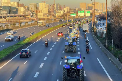 法國數(shù)百輛拖拉機進入巴黎抗議農(nóng)藥禁令