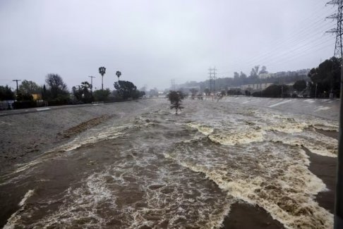 南加州在罕見的降雪后準(zhǔn)備迎接風(fēng)雨