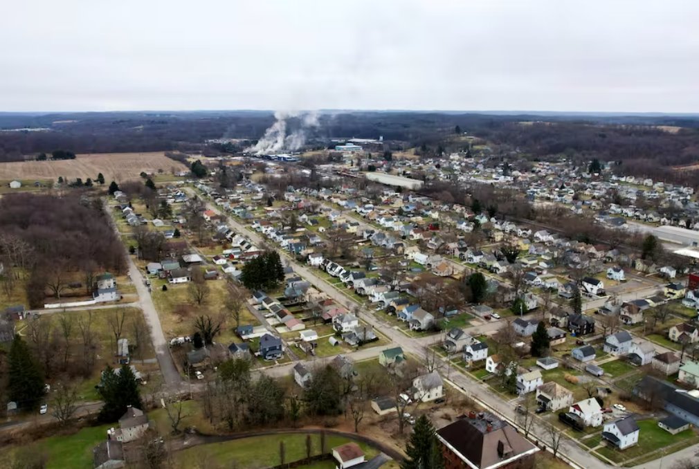 俄亥俄州火車出軌包含有毒的危險(xiǎn)化學(xué)品泄露