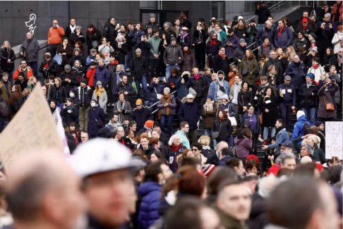 法國(guó)參議院通過了馬克龍的養(yǎng)老金改革方案