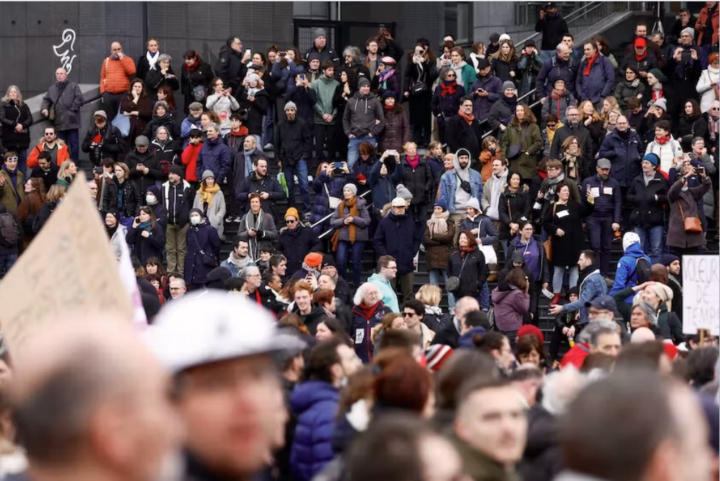 法國參議院通過了馬克龍的養(yǎng)老金改革方案