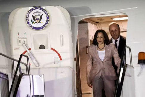 哈里斯在立法者因槍支抗議被驅(qū)逐后訪(fǎng)問(wèn)田納西州