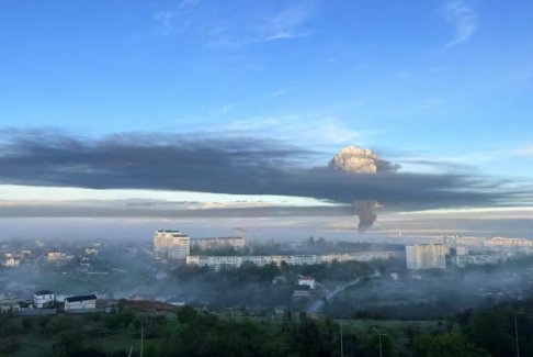 克里米亞燃料庫(kù)遭無(wú)人機(jī)襲擊后發(fā)生火災(zāi)