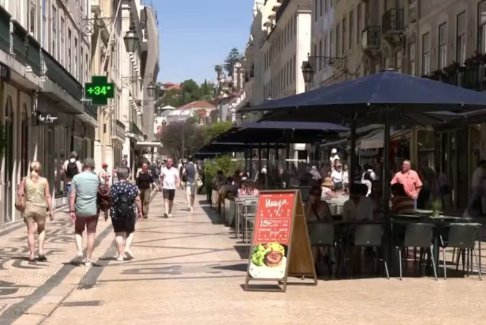 西班牙高溫天氣加劇長期干旱 小鎮(zhèn)上用卡車運水