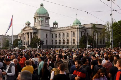 貝爾格萊德數(shù)萬(wàn)人聚集抗議大規(guī)模槍擊事件