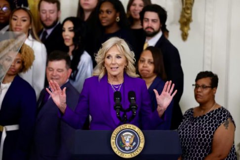 冠軍女子大學籃球運動員在白宮活動中暈倒