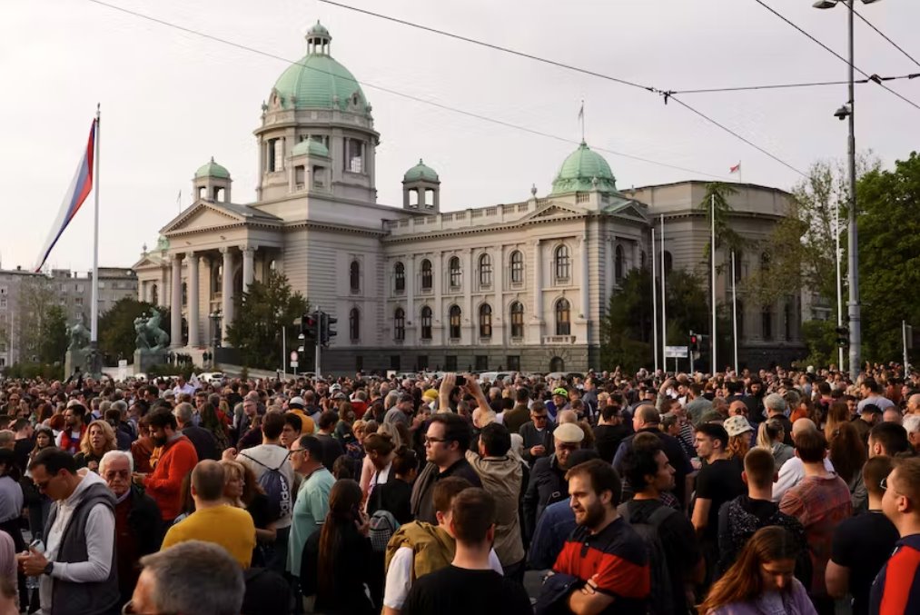 貝爾格萊德數(shù)萬(wàn)人聚集抗議大規(guī)模槍擊事件