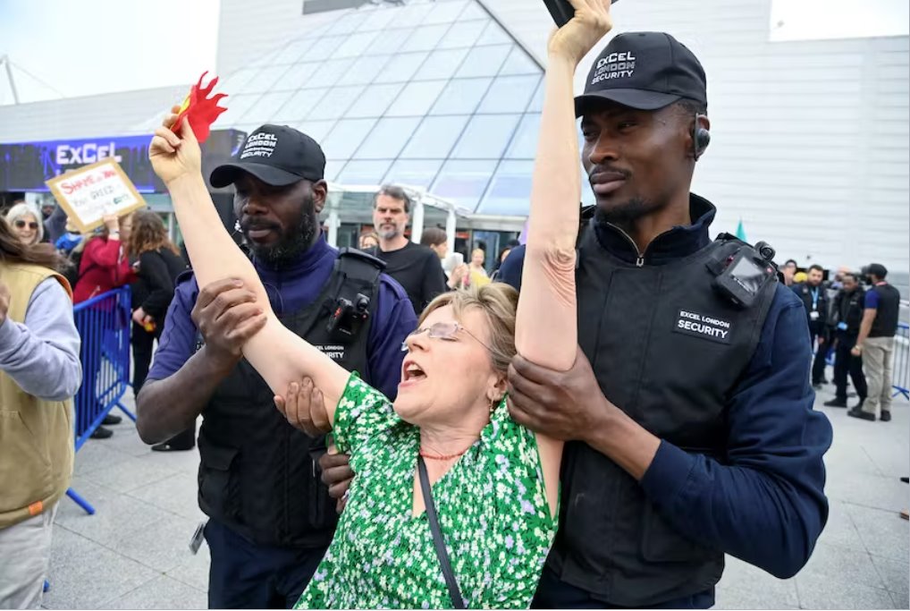 殼牌股東大會(huì)有氣候抗議者試圖沖進(jìn)大會(huì)舞臺(tái)