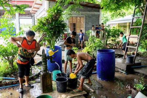 菲律賓火山噴出熔巖和氣體 居民流離失所長(zhǎng)達(dá)數(shù)月之