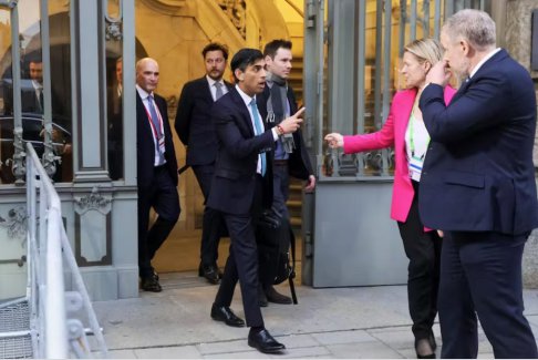 由于歐盟在國(guó)防方面缺乏領(lǐng)導(dǎo)力 柏林和巴黎“缺席行