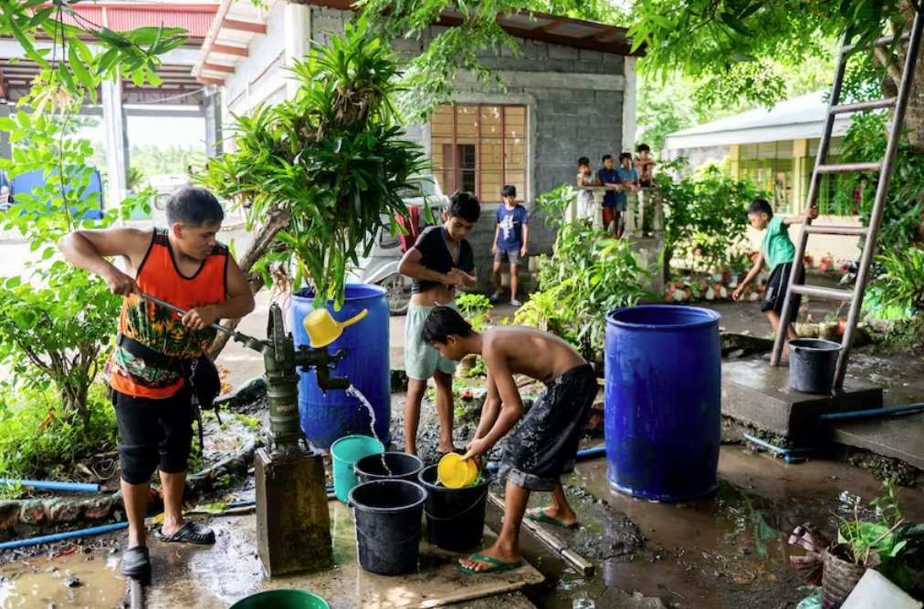 菲律賓火山噴出熔巖和氣體 居民流離失所長達(dá)數(shù)月之久