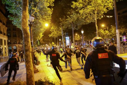 法國巴黎市長住所遭暴徒襲擊并縱火焚燒