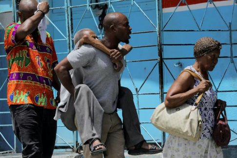 逃離幫派的海地人在首都主廣場(chǎng)周圍扎營(yíng)