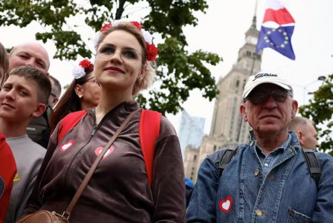 波蘭反對(duì)派在緊張的選舉前舉行大規(guī)模華沙集會(huì)