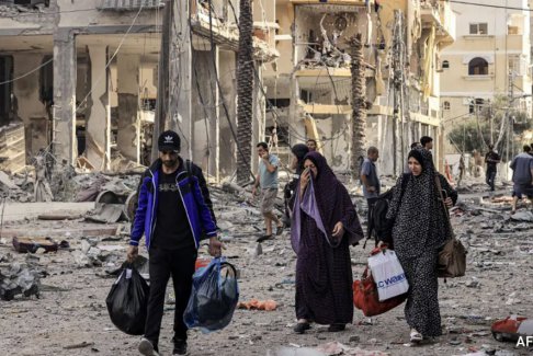 隨著巴以戰(zhàn)爭(zhēng)升級(jí) 巴勒斯坦人離開(kāi)加沙城的卡拉馬街